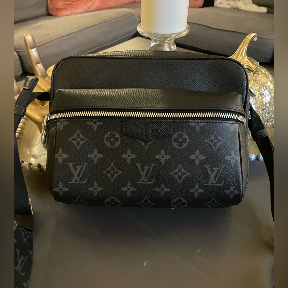 Louis Vuitton Outdoor Messenger crossbody unisex bag. In perfect condition.
